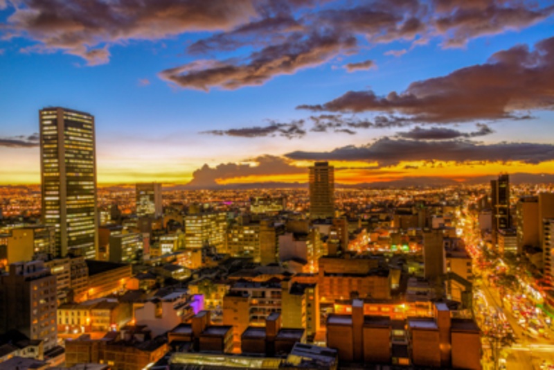 Bogotá se encuentra a una altura promedio de 8,660 pies sobre el nivel del mar (2,640 metros) con una población de aproximadamente 8 millones de personas.