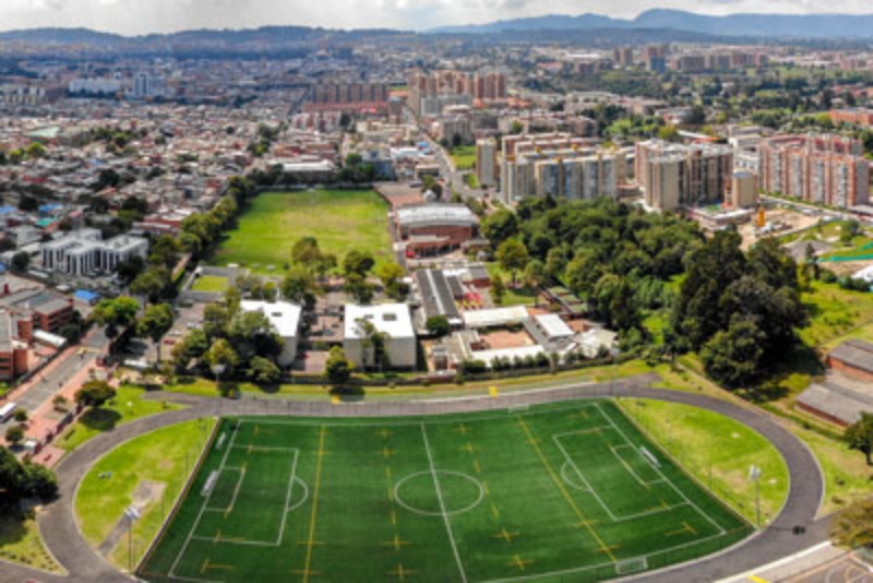 A pesar de su gran tamaño, la mayoría de las escuelas internacionales en Bogotá están ubicadas en la parte norte de la ciudad, donde las antiguas fincas se subdividieron para crear sitios para la construcción de escuelas.