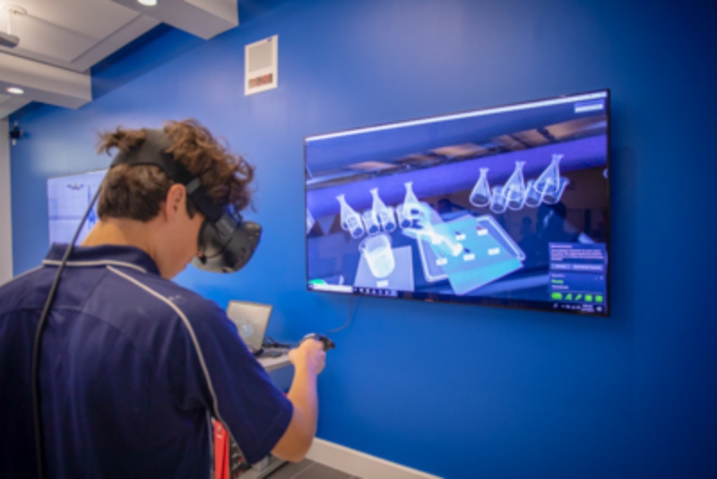 La reutilización de materiales en laboratorios de realidad virtual, como muestras de animales para disecciones, reduce significativamente los costos para las escuelas.