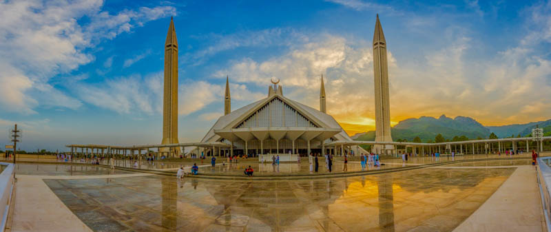 La Mezquita Faisal es uno de los monumentos más reconocibles de Islamabad y se encuentra en las estribaciones de las montañas del Himalaya. Fue la mezquita más grande del mundo desde 1986 hasta 1993.