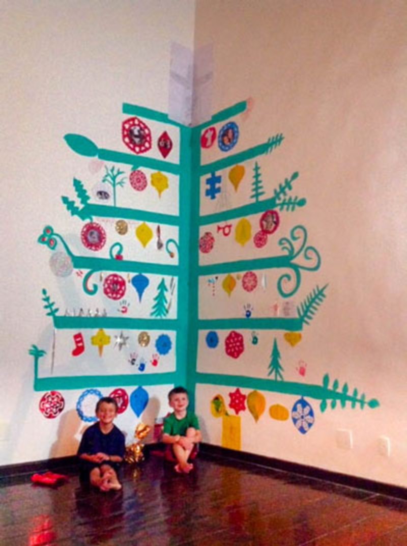 Encontrar un árbol de Navidad mientras vivía en el extranjero siempre fue un desafío. Mi hermana me dio la idea de pintar un árbol de 12 pies en la esquina y nos gustó mucho!