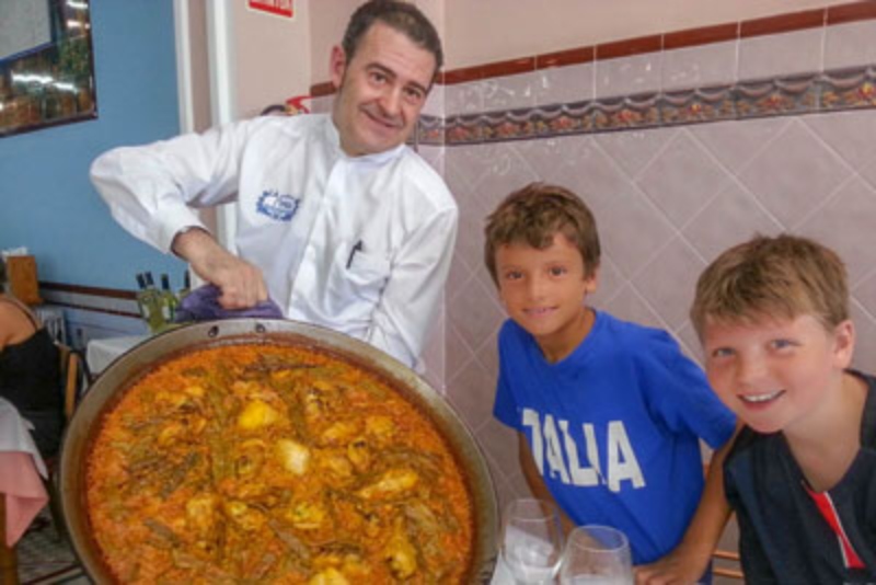 Nuestra primera Paella! La paella es un plato de arroz tradicional español de Valencia.