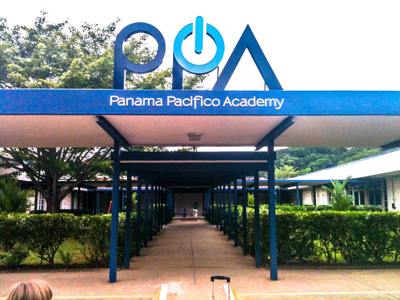 El letrero de la Academia de Panamá Pacífico (PPA) en la entrada durante el primer año de funcionamiento, 2012.