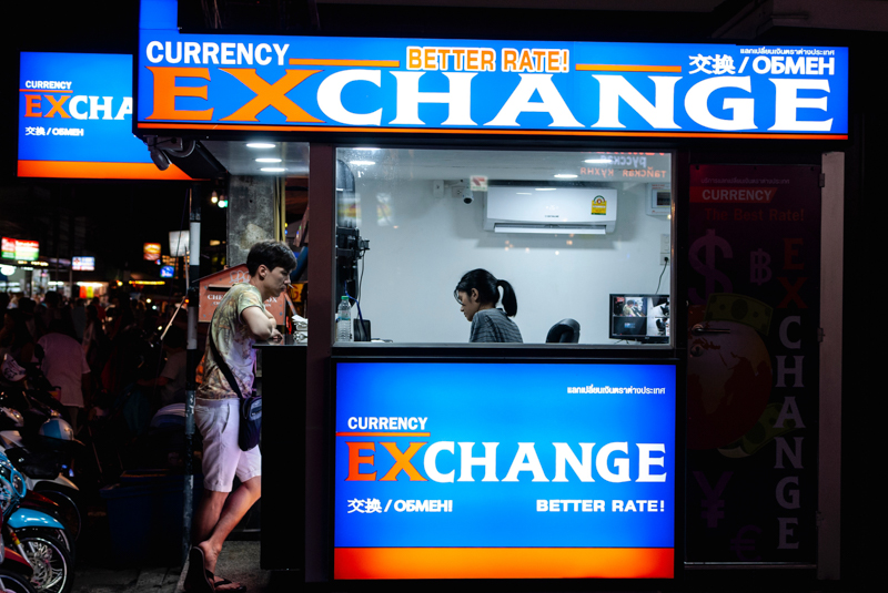 Controlar el tipo de cambio ayudará a los expatriados a determinar los momentos ideales para convertir el salario del país anfitrión a su moneda local.