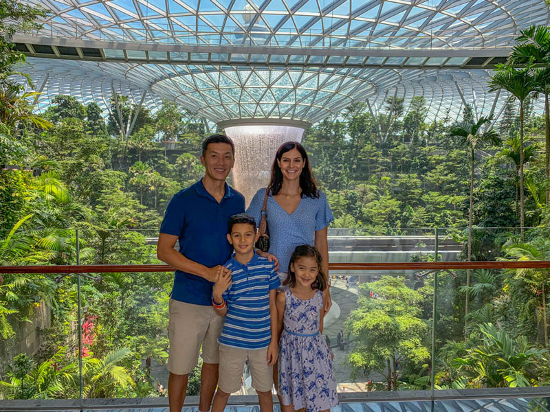 Nuestra familia frente al Rain Vortex del aeropuerto de Changi, la cascada interior más grande y más alta del mundo.