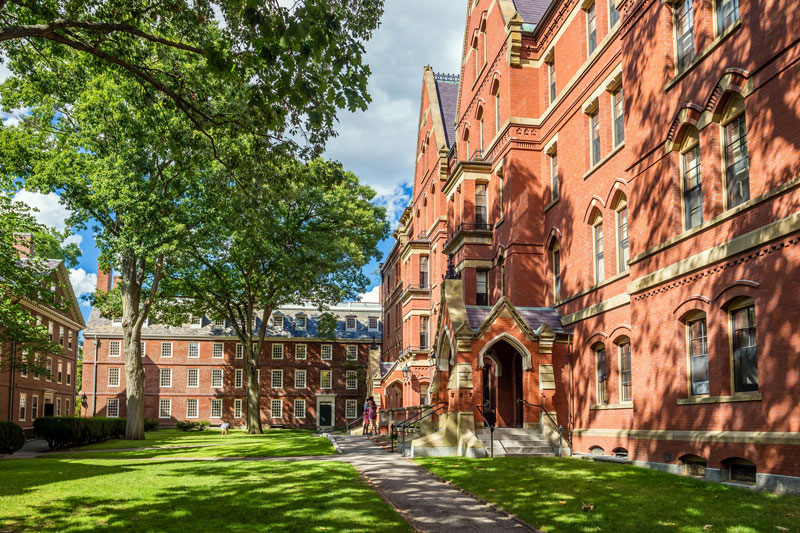Con una cuidadosa planificación a largo plazo, ganar aceptación y pagar la matrícula en una universidad como Harvard (en la foto de arriba) puede ser realista.