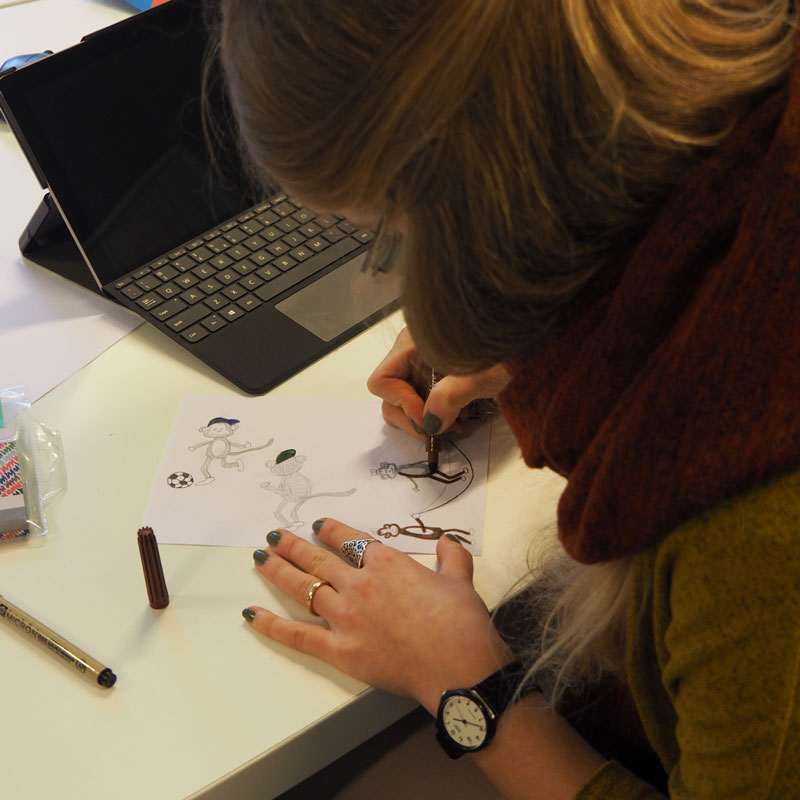 Un estudiante dibujando usando el formato visual de cómics de IE. Imagen cortesía de Jule Beckmann.