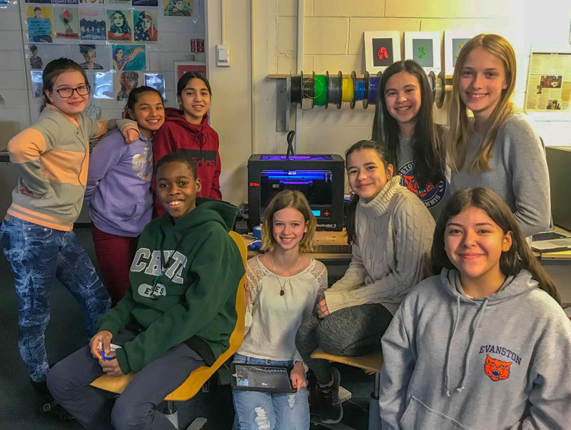Alumnos de sexto grado posan para una foto para celebrar su primera vez usando la impresora 3D.