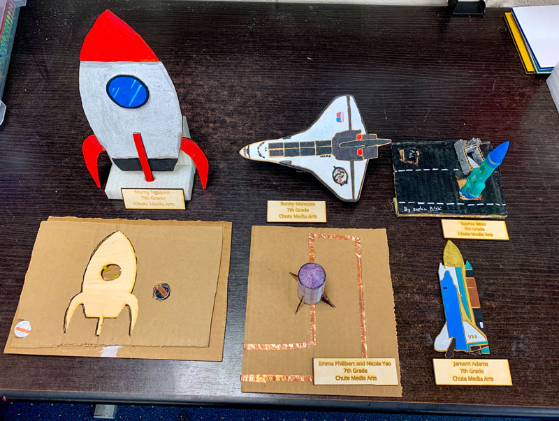 Estos diseños de cohetes fueron creados en la impresora 3D y el cortador láser por estudiantes de séptimo grado.