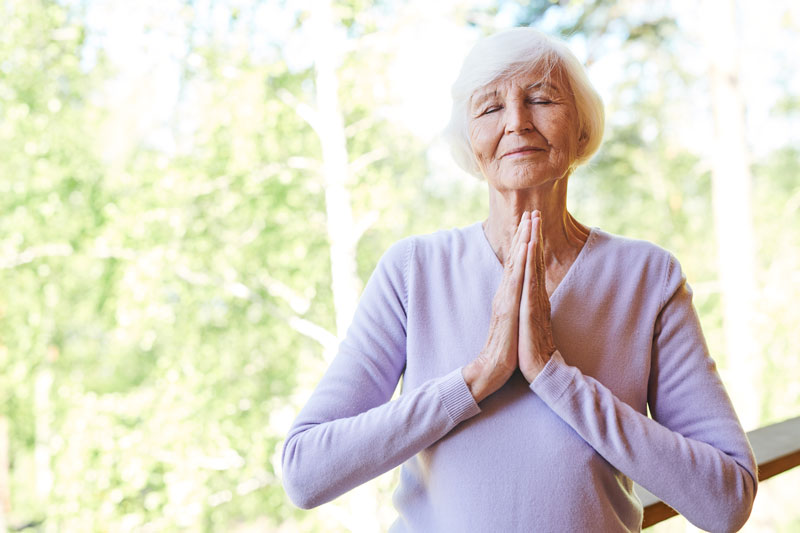 Para los padres y las personas mayores renuentes a unirse al movimiento del yoga, vale la pena señalar que la meditación consciente puede retrasar el envejecimiento celular al proteger los telómeros.