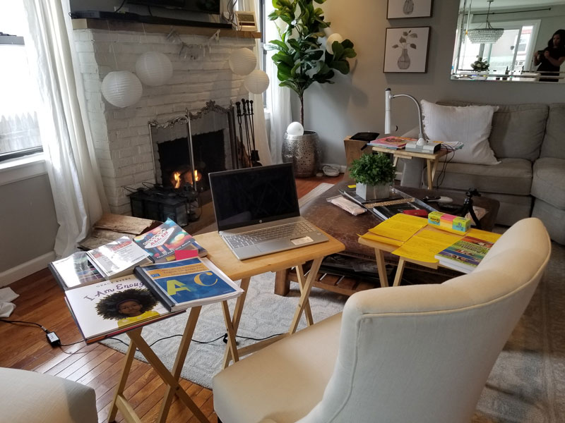 Mi sala de estar es mi nueva oficina donde me reúno con colegas, familiares y amigos en Zoom.