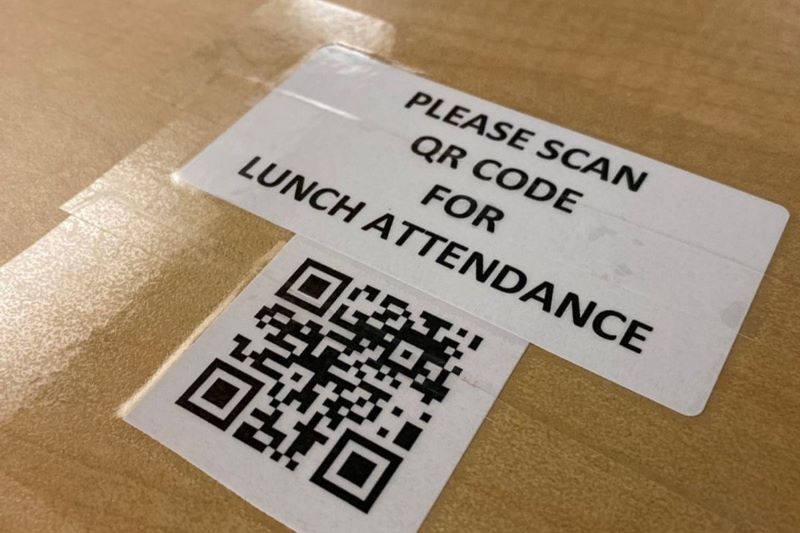 Uso de códigos QR para escanear la asistencia al almuerzo
