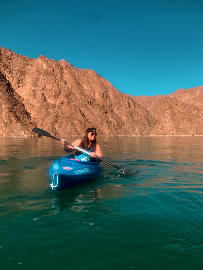 Solo un sábado por la mañana estándar en kayak en la presa de Hatta en los Emiratos Árabes Unidos.