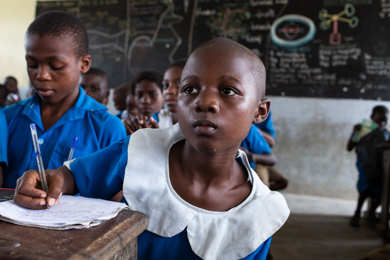 Los conflictos tienen un impacto devastador en el derecho de los niños a la educación. Jemima (centro) estuvo mucho tiempo sin ir a la escuela cuando su familia fue desplazada por la violencia, pero ahora estudia en una escuela apoyada por UNICEF. Crédito: UNICEF