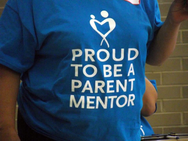 Los padres mentores lucen con orgullo la camiseta del programa en la Convención de padres mentores en 2013 en Richard J. Daley College en 2013.