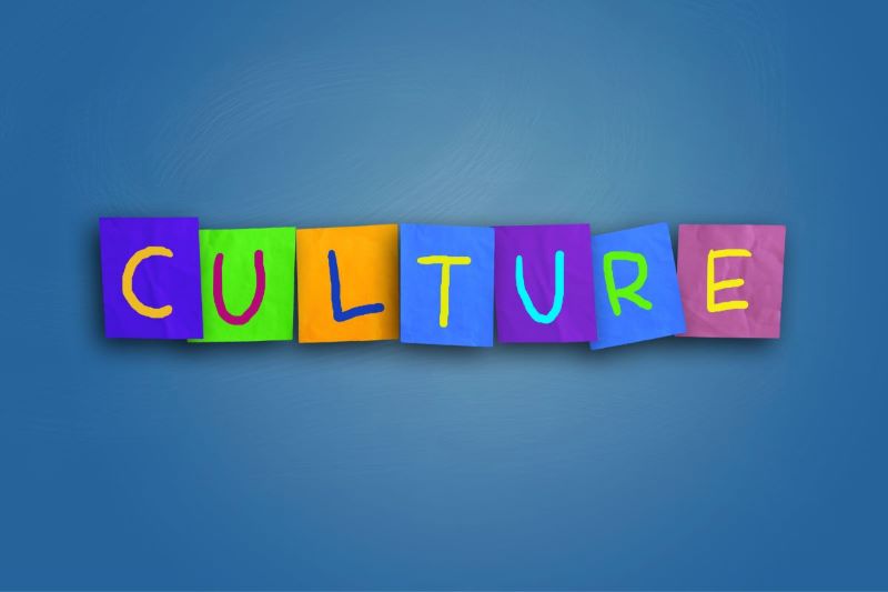 Una cultura en la que se valoran el aprendizaje social y emocional (SEL) y la diversidad, la equidad y la inclusión (DEI) y se comprende y se espera un liderazgo inclusivo también es una buena base.