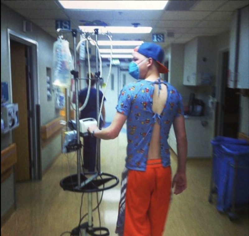 Ricky luchando contra el cáncer mientras estaba en el Hospital de Niños de Primaria en Salt Lake City, Utah.