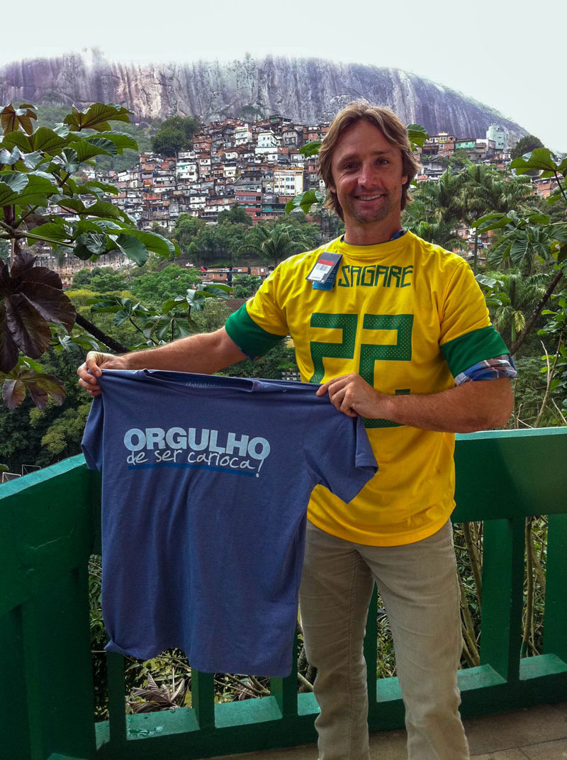 Mis alumnos me dieron mi primera camiseta nacional brasileña con mi nombre. También me regalaron una camisa que dice “orgullosa de ser carioca” o orgullosa de ser una persona de Río de Janeiro.